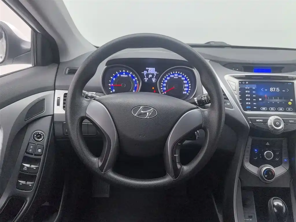 Hyundai Elantra Langdong 2016 — фото 11