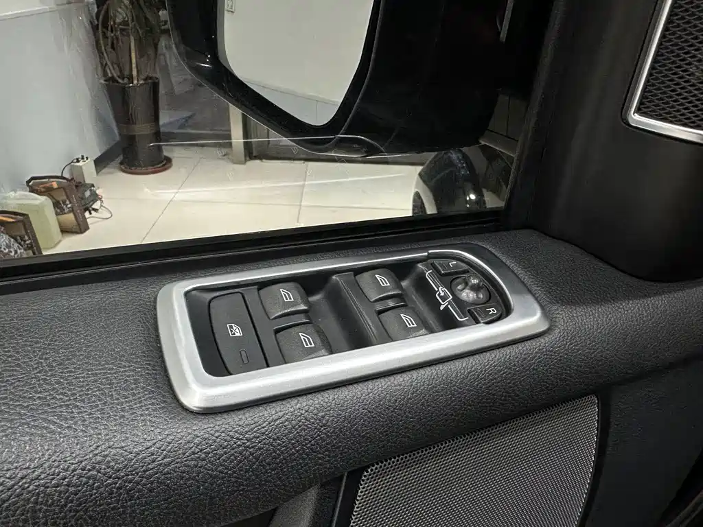Land Rover Discovery 2015 — фото 21