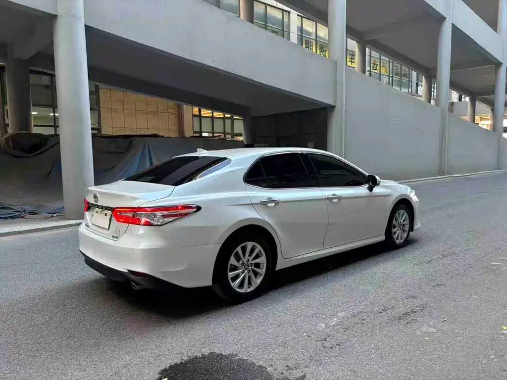 Toyota Camry 2023 — фото 5