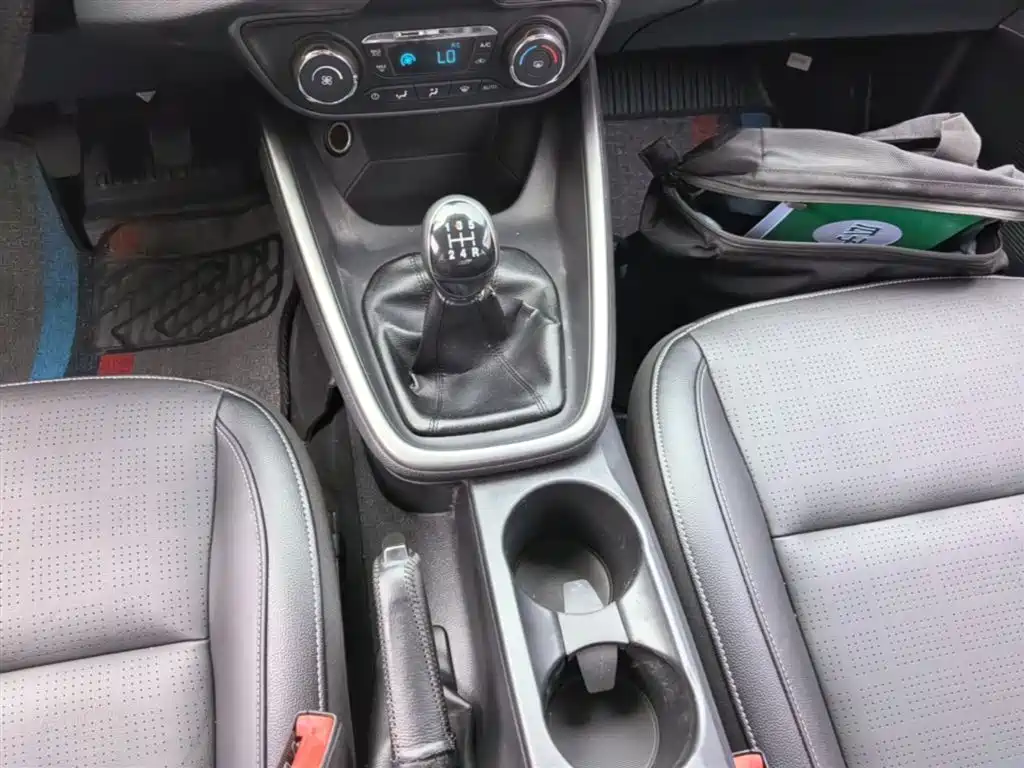 Ford Escort 2015 — фото 14