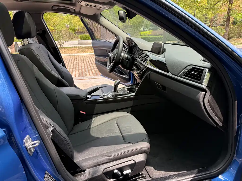 BMW 3 Series 2017 — фото 11
