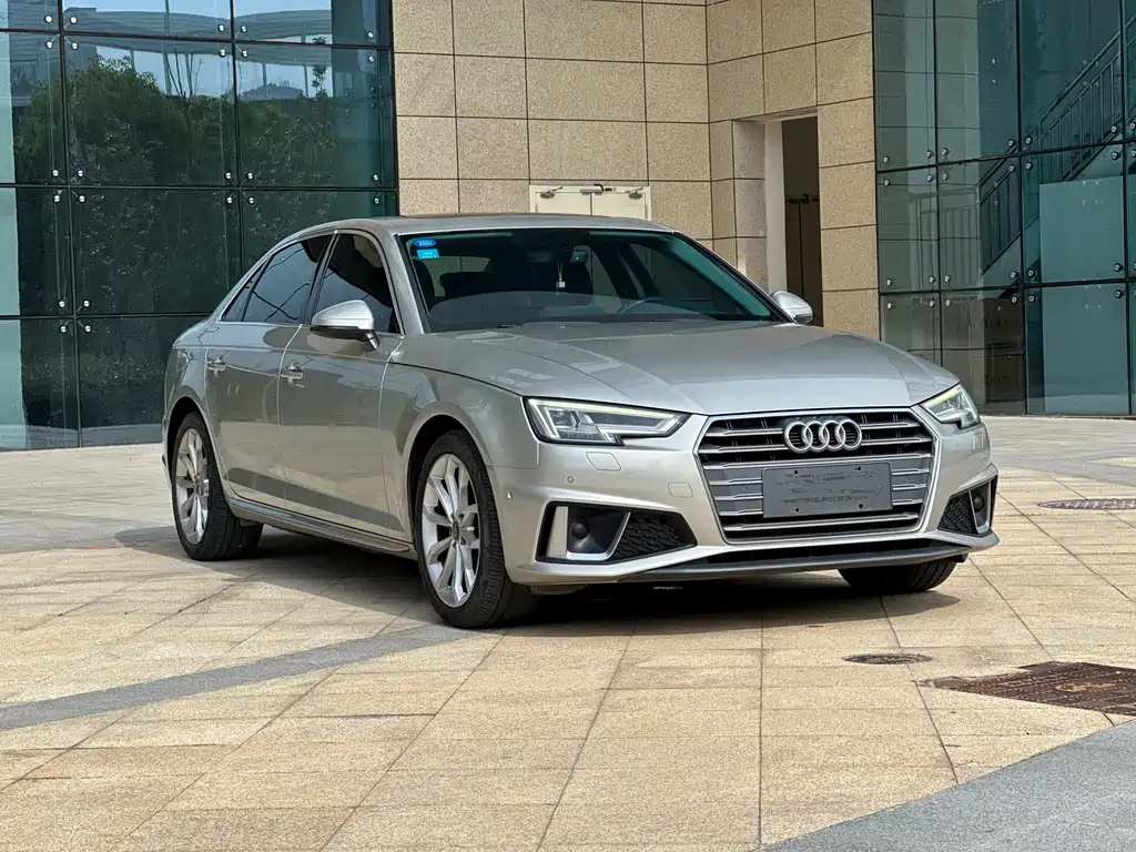 Audi A4L 2019 — фото 1