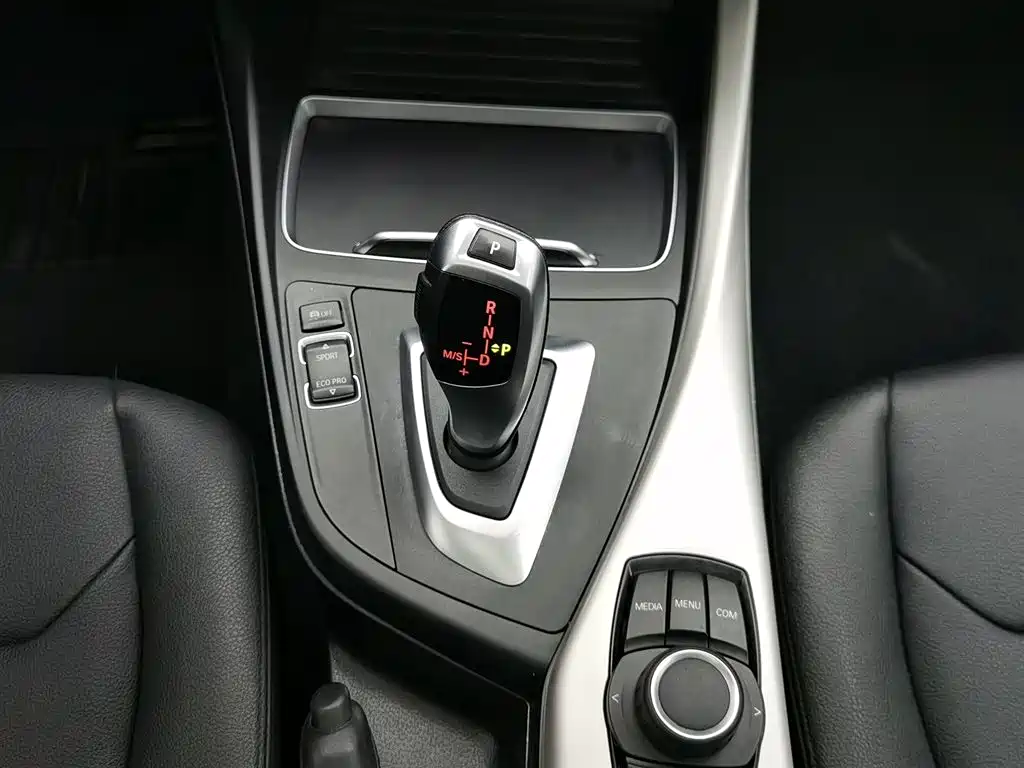 BMW 1 Series 2019 — фото 13