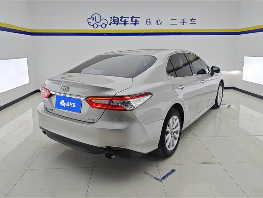 Toyota Camry 2019 — фото 3