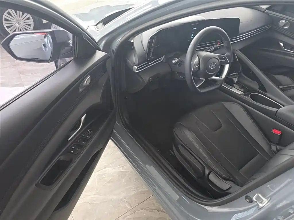 Hyundai Elantra 2023 — фото 16