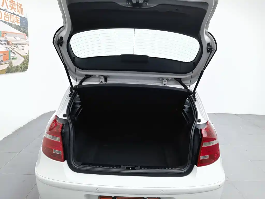 BMW 1 Series 2010 — фото 16