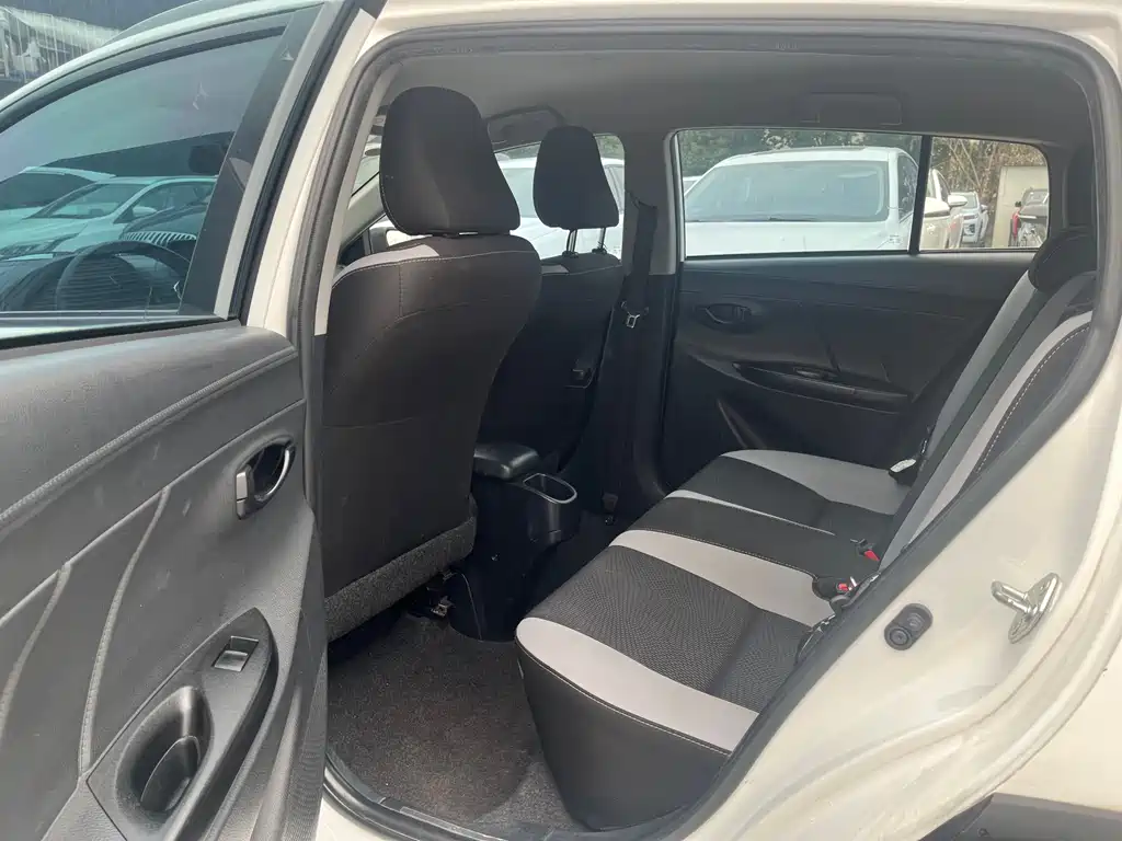 Toyota Yaris L 2023 — фото 11