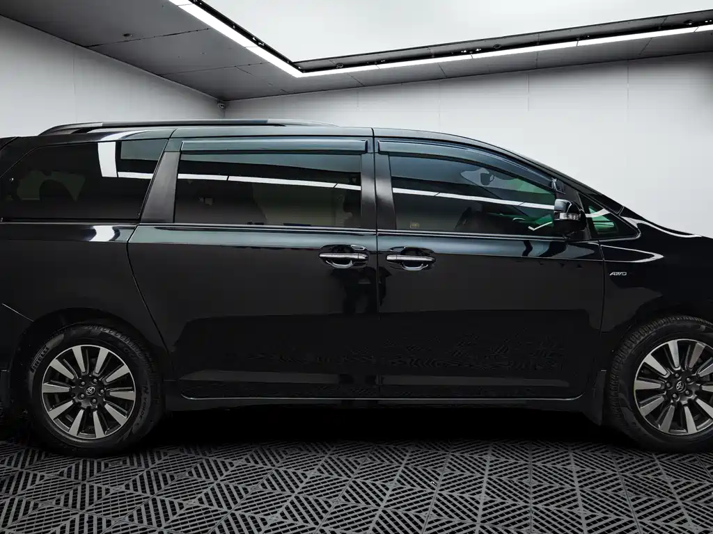 Toyota Sienna 2018 — фото 9