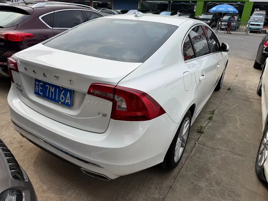 Volvo S60 2015 — фото 17