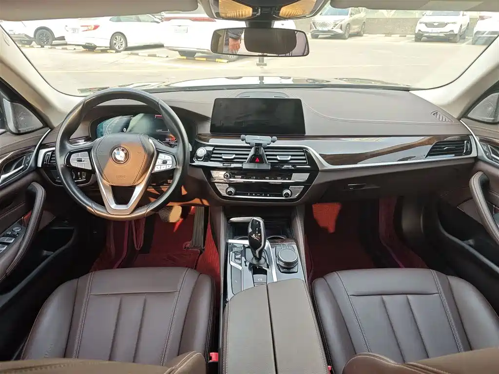 BMW 5 Series 2020 — фото 10