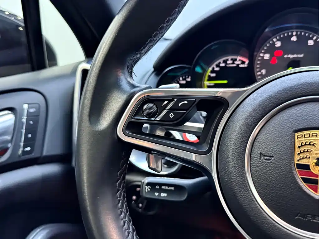 Porsche Cayenne Hybrid 2018 — фото 22