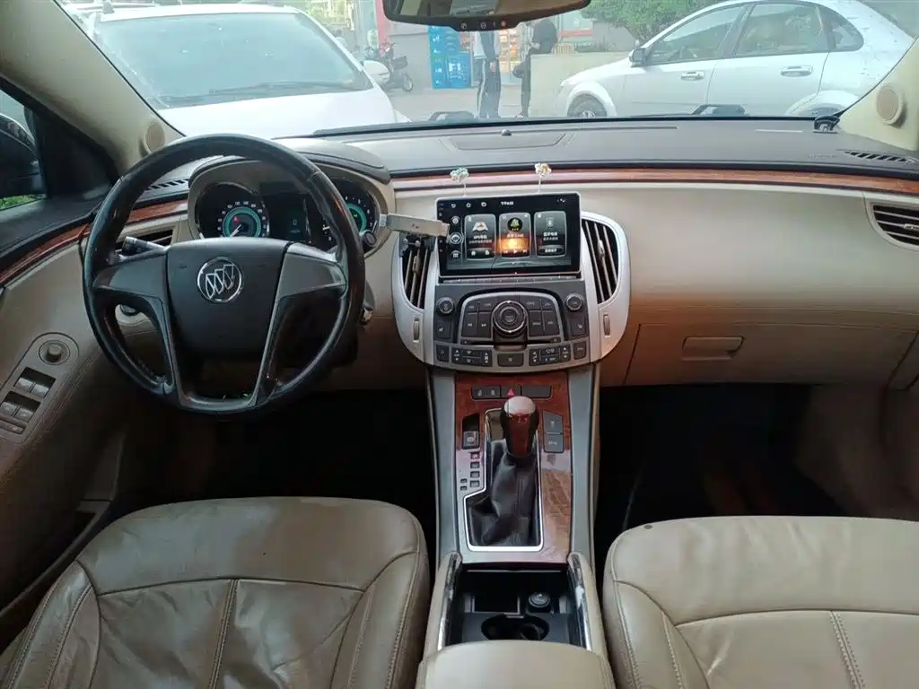 Buick LaCrosse 2011 — фото 10