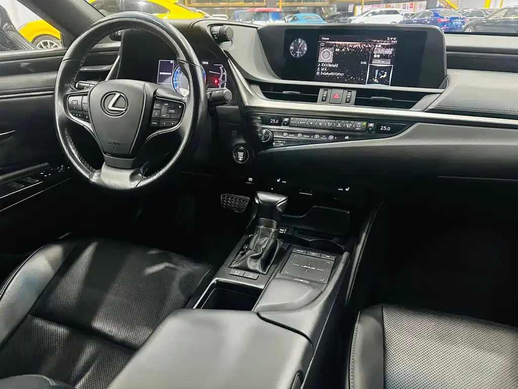 Lexus ES 2018 — фото 14