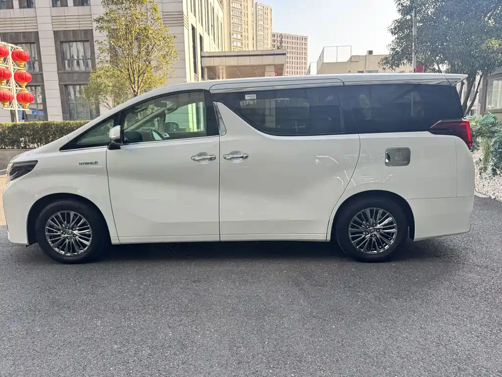 Toyota Alphard 2023 — фото 4
