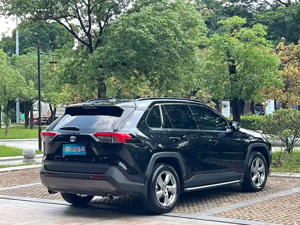 Toyota RAV4 2021 — фото 2