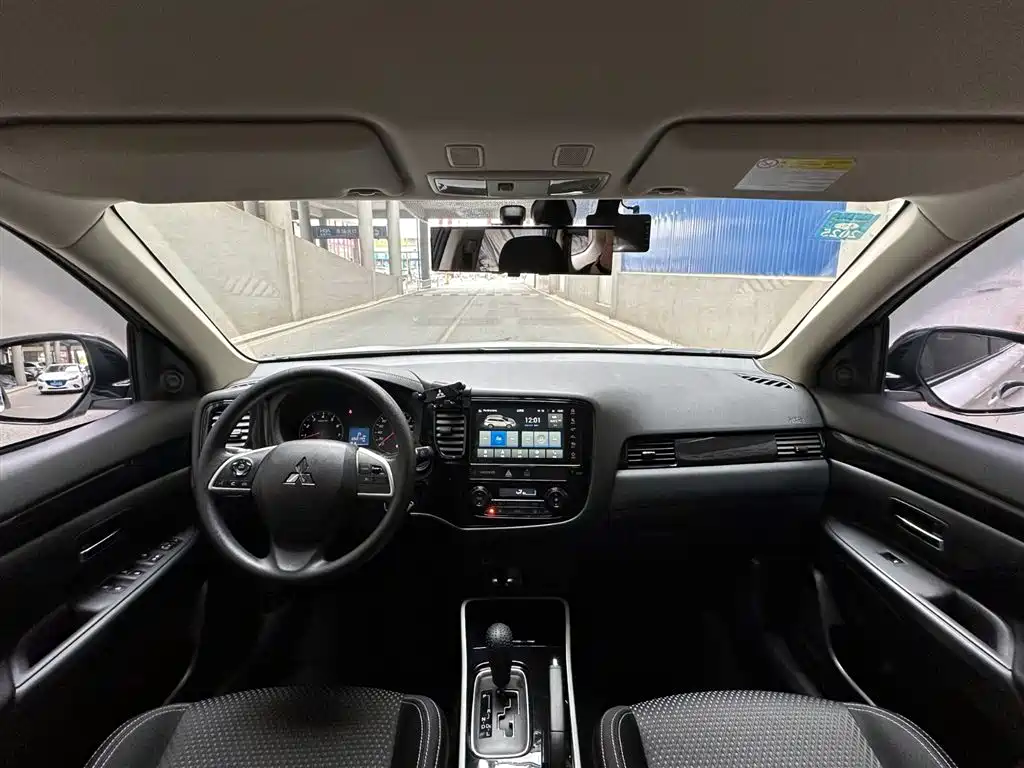 Mitsubishi Outlander 2023 — фото 11