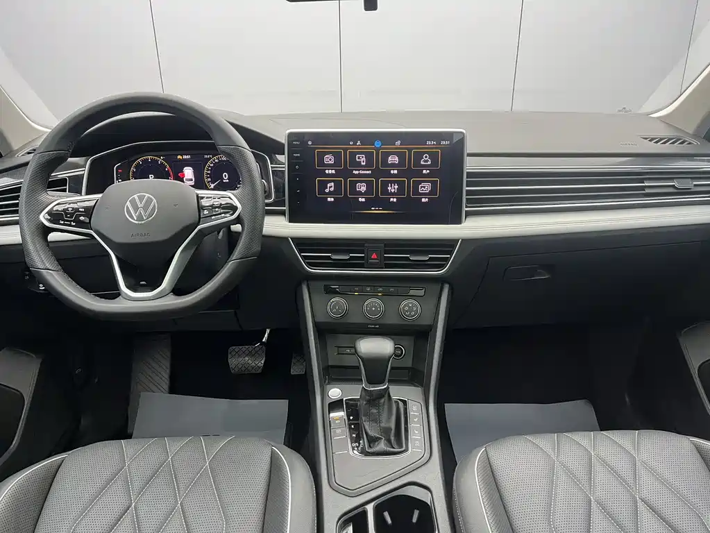 Volkswagen Tiguan L 2023 — фото 9