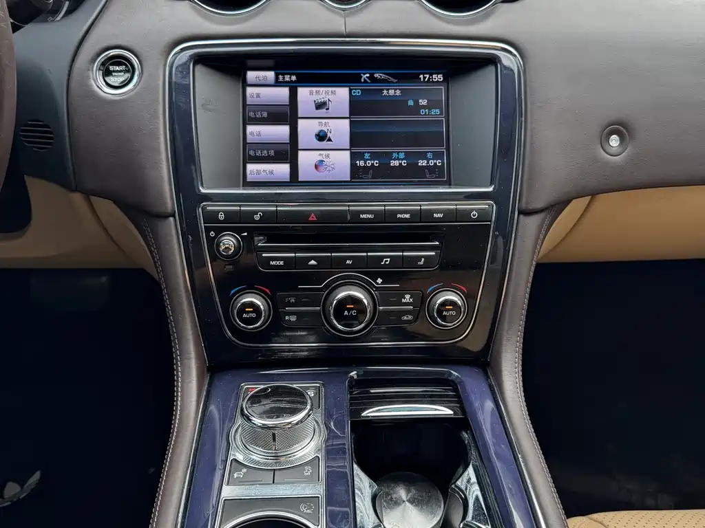 Jaguar XJ 2012 — фото 19