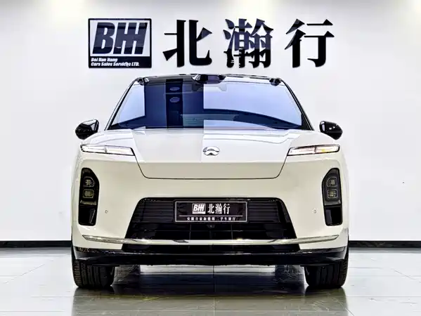 NIO ES8 2025