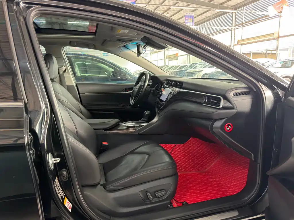 Toyota Camry 2019 — фото 16