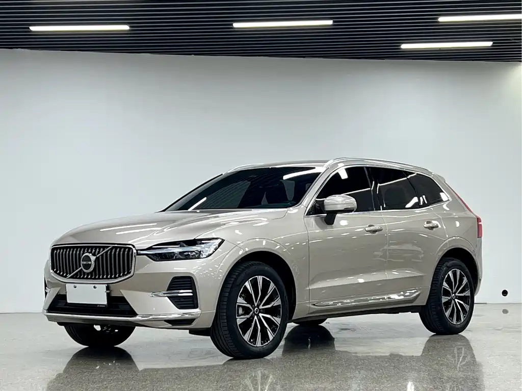 Volvo XC60 2022 — фото 1