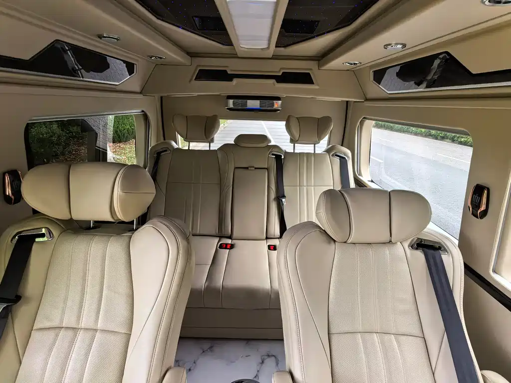 Toyota Hiace 2022 — фото 12