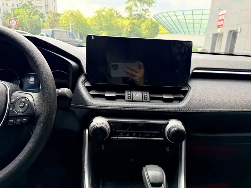 Toyota RAV4 2023 — фото 10
