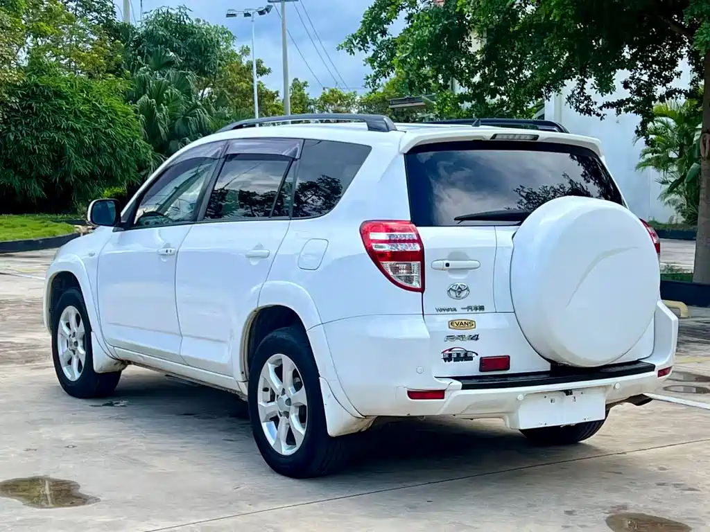 Toyota RAV4 2011 — фото 11
