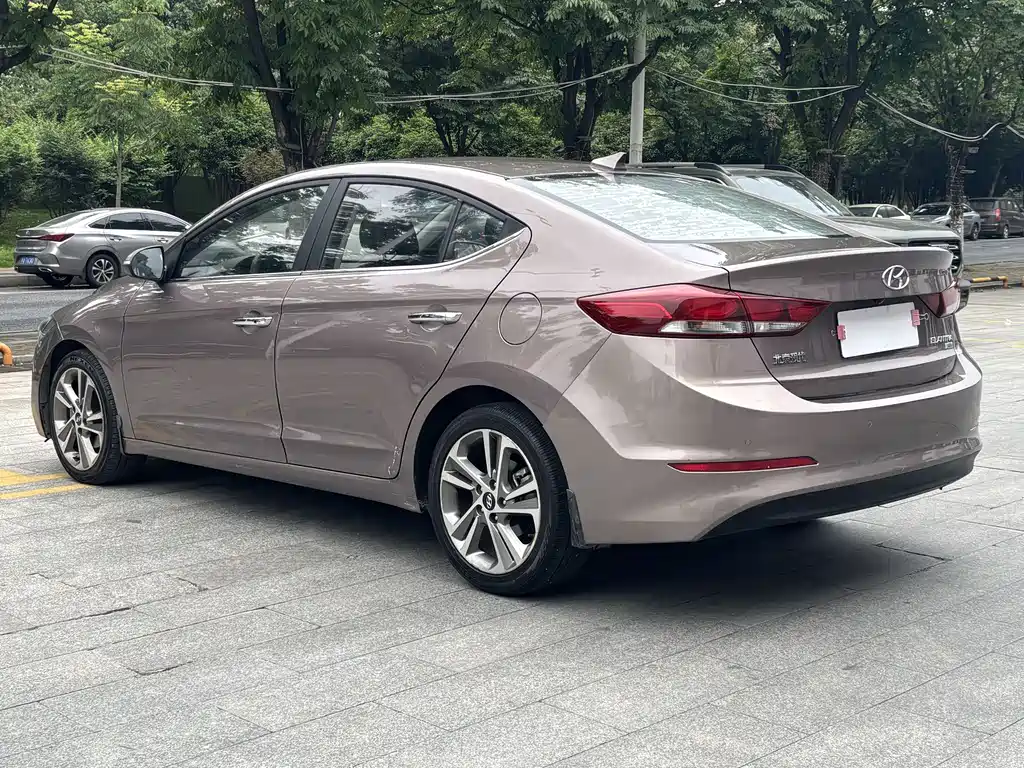 Hyundai Elantra 2017 — фото 9