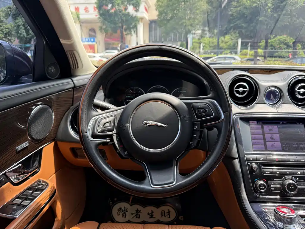 Jaguar XJ 2013 — фото 20