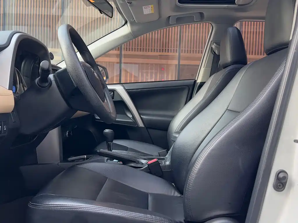 Toyota RAV4 2018 — фото 12