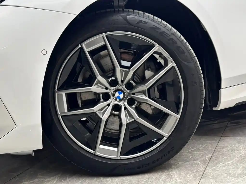 BMW 5 Series 2024 — фото 19