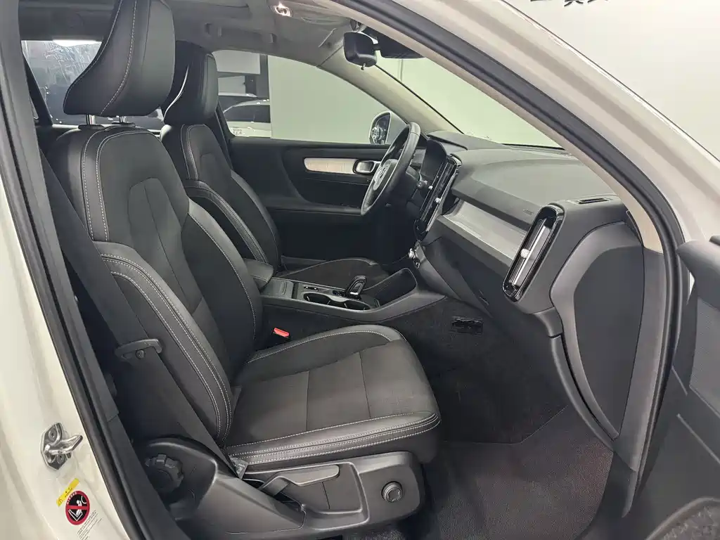 Volvo XC40 2019 — фото 11