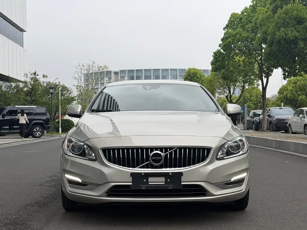 Volvo S60 2019 — фото 1