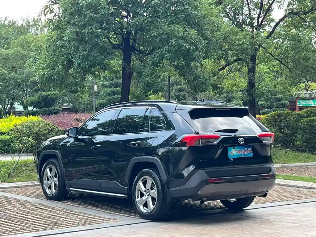 Toyota RAV4 2021 — фото 4