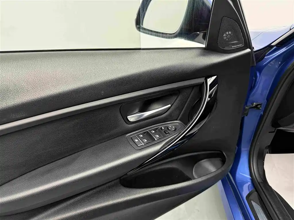BMW 3 Series 2017 — фото 26