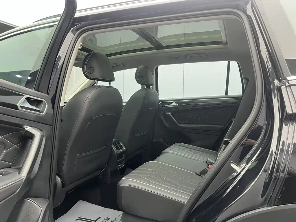 Volkswagen Tiguan L 2023 — фото 8