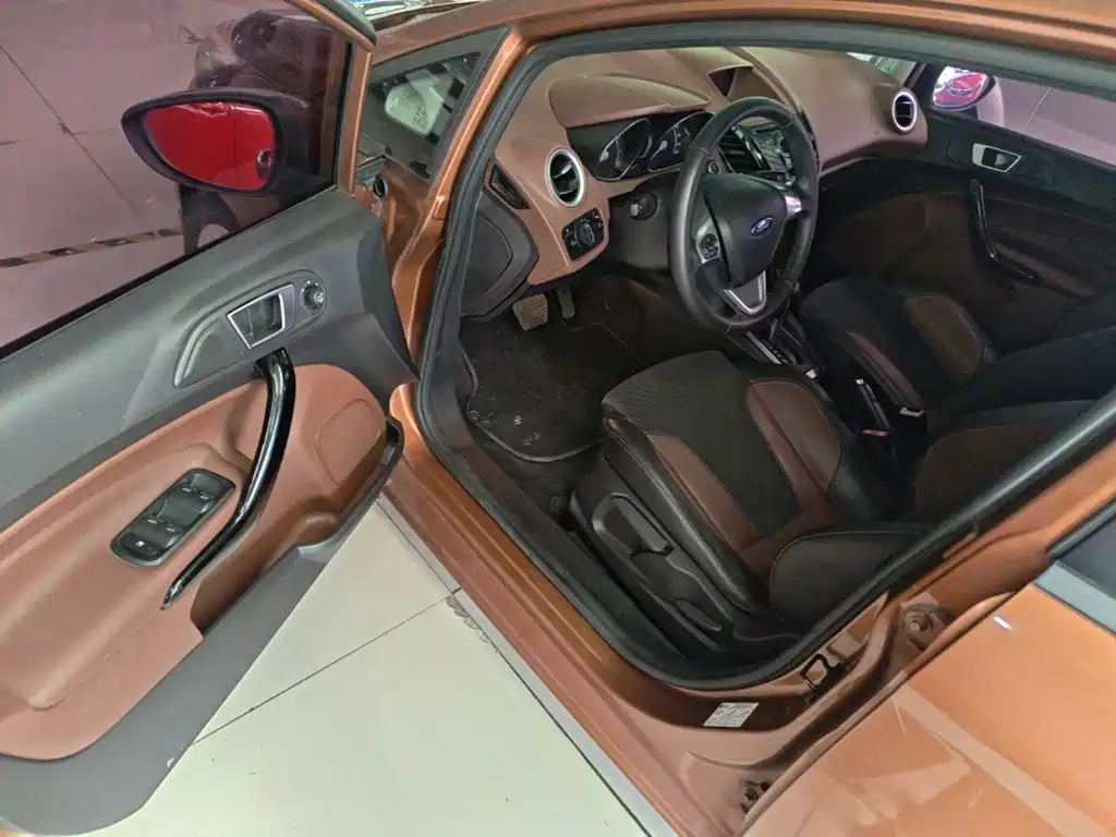 Ford Fiesta 2014 — фото 16