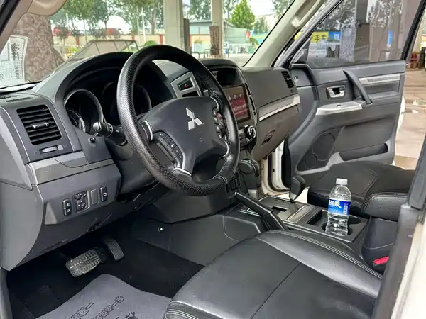 Mitsubishi Pajero 2020