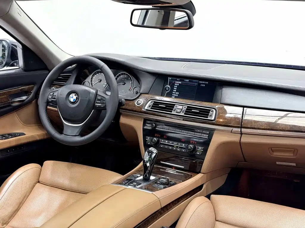 BMW 7 Series 2012 — фото 16