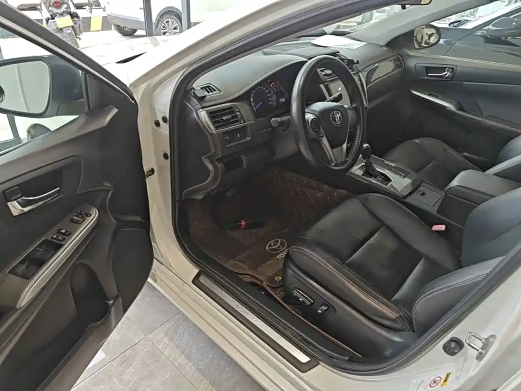 Toyota Camry 2017 — фото 16