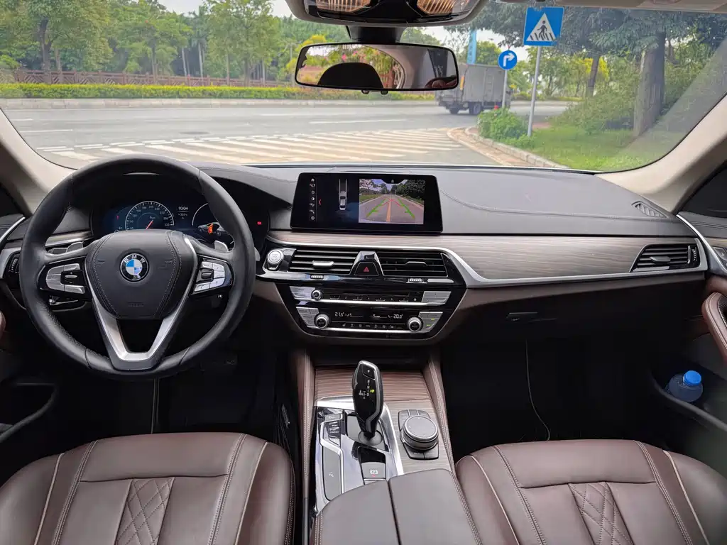 BMW 5 Series 2019 — фото 10