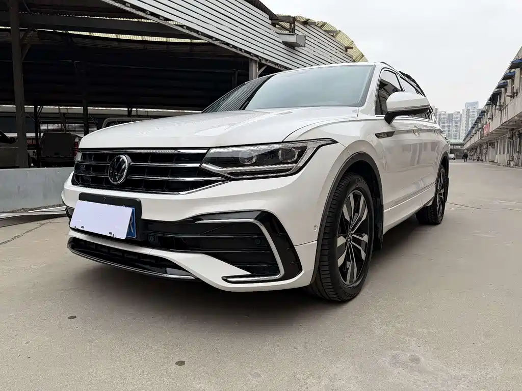 Volkswagen Tiguan L 2023 — фото 1