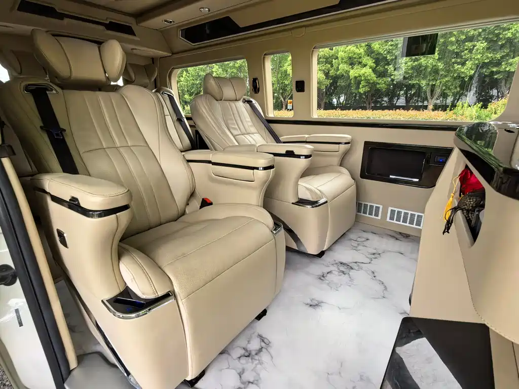 Toyota Hiace 2022 — фото 11