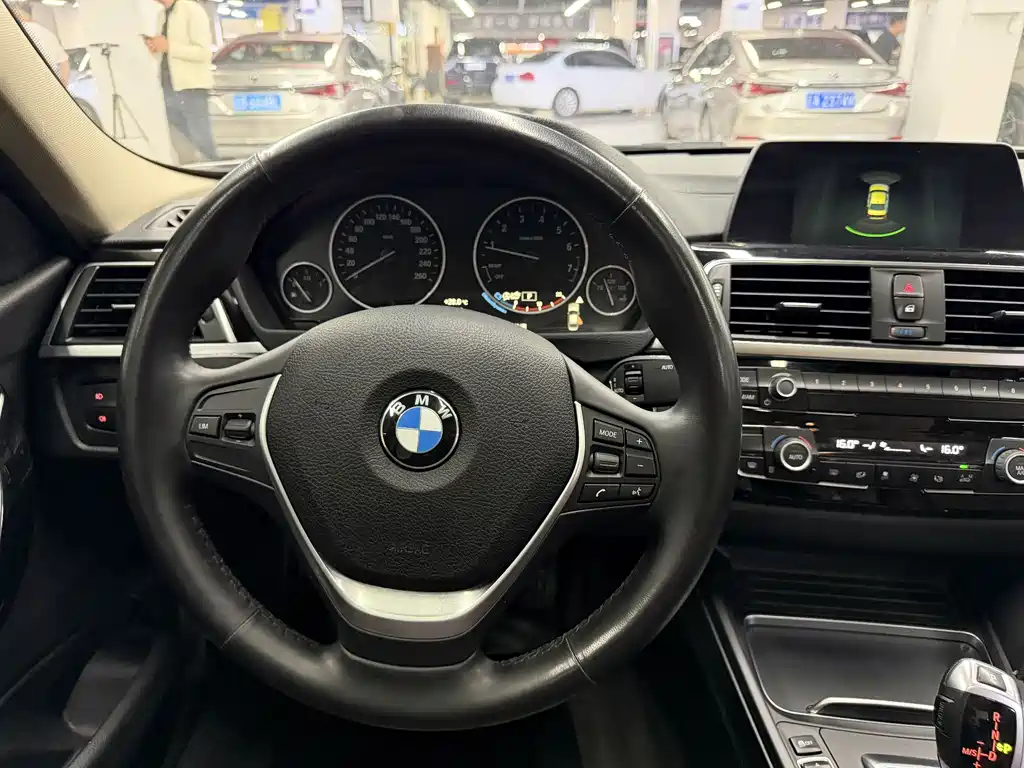 BMW 3 Series 2018 — фото 12