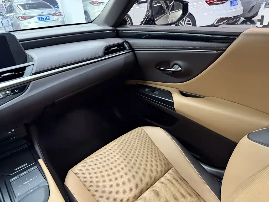 Lexus ES 2020 — фото 12