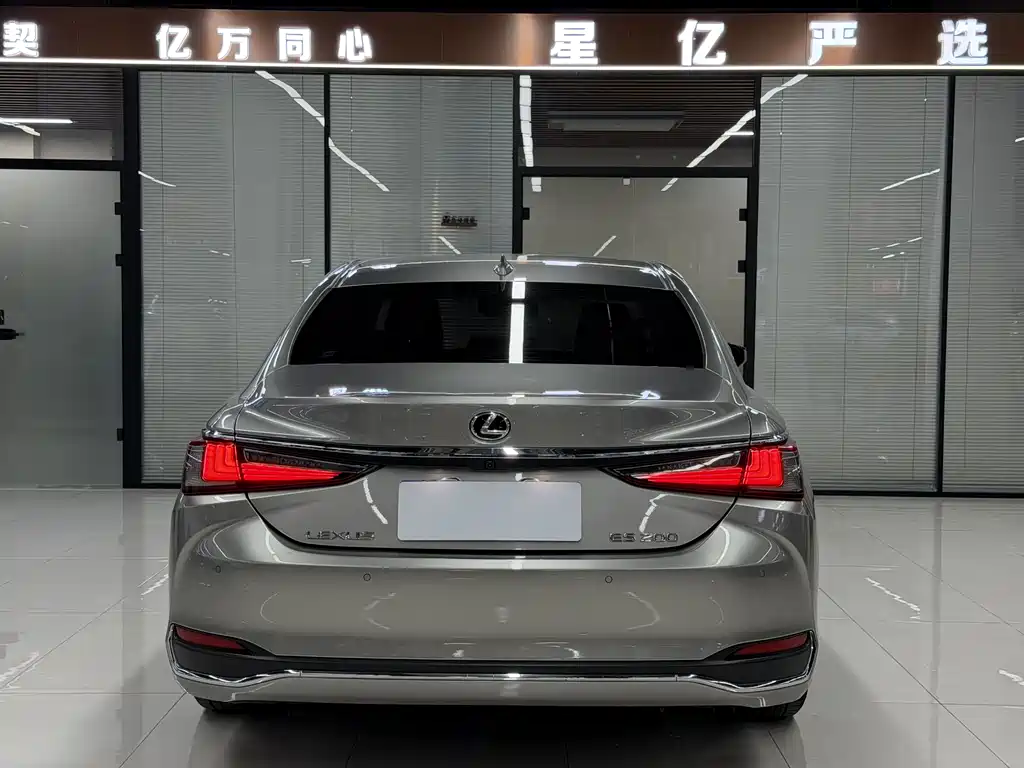 Lexus ES 2020 — фото 19