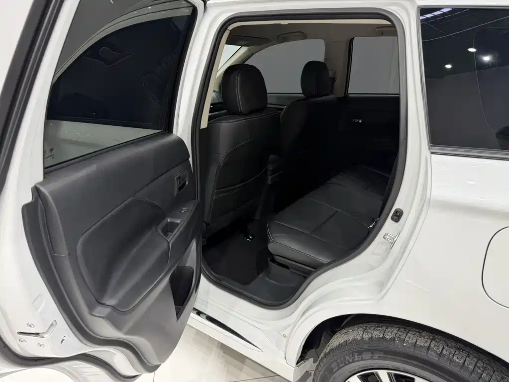 Mitsubishi Outlander 2022 — фото 14