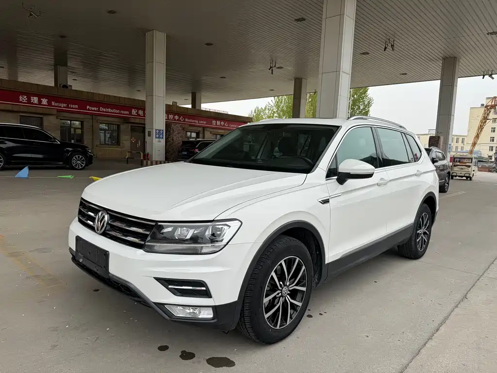 Volkswagen Tiguan L 2017 — фото 1