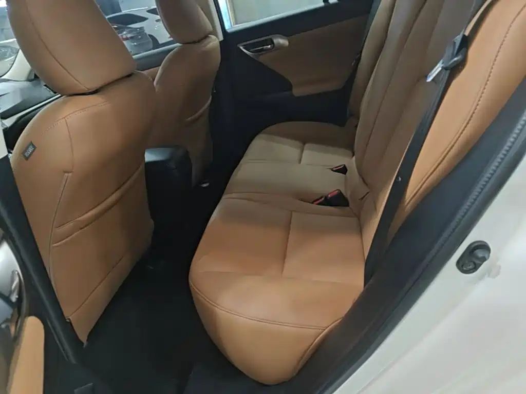 Lexus CT 2017 — фото 17